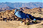 Marocco meridionale - Escursione a piedi nei pressi di Tafraoute, lungo il sentiero che porta alle rocce dipinte e alla roccia chiamata 'il cappello di Napoleone'. 